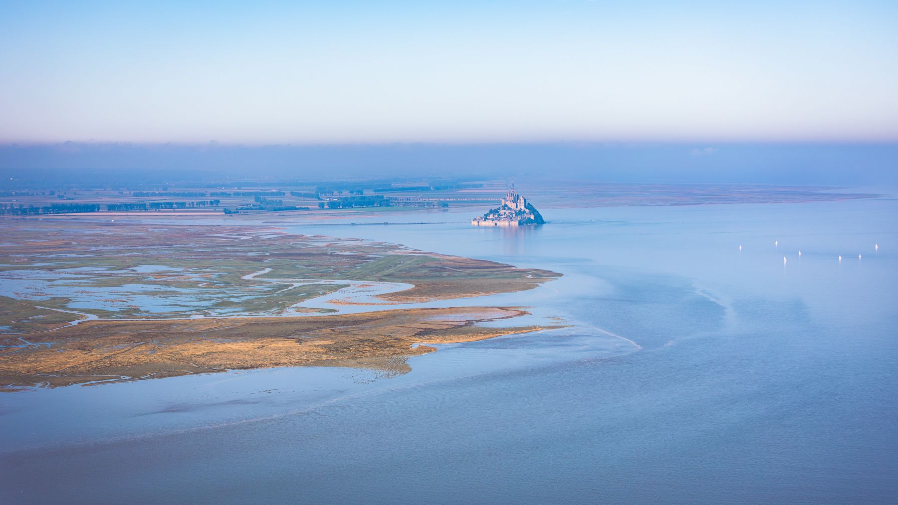 Vue aérienne du Mont Saint-Michel pendant une grande marée